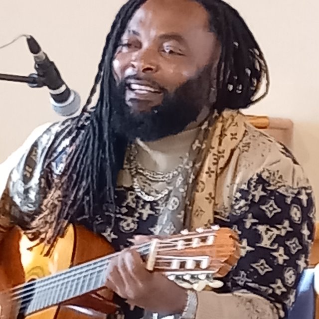 Temagudstjeneste: "DET UNIKE MENNESKET!" Ivar Granum taler. Sang av Dominique Essono. Musikk ved Egil Granum. Hjørne for barna. Kirkekaffe