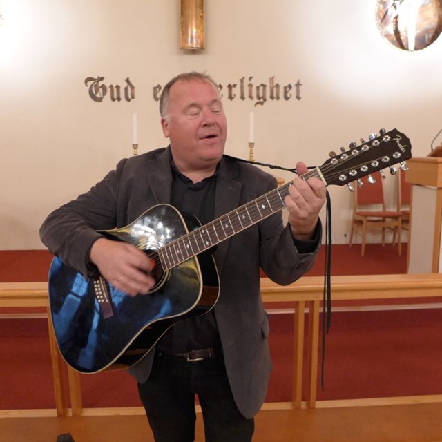 Gudstjeneste med besøk av Kjell Arild Johansen som har vært prest her i mange år. Han synger, spiller og taler. Kirkekaffe.