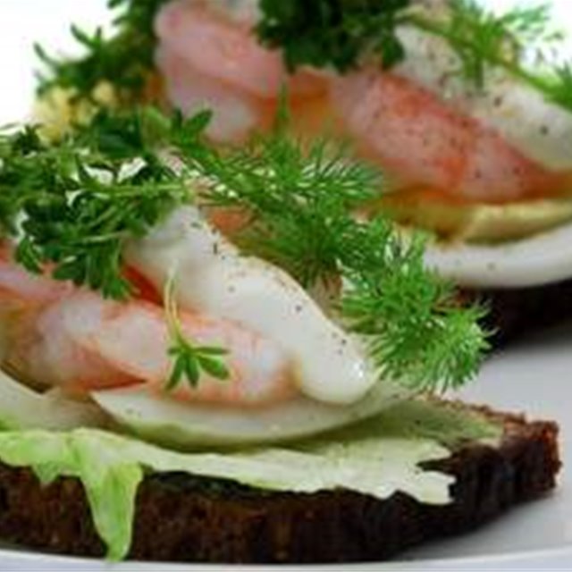 Møteplassen med god mat , fellesskap rundt bordene, sang og andakt.